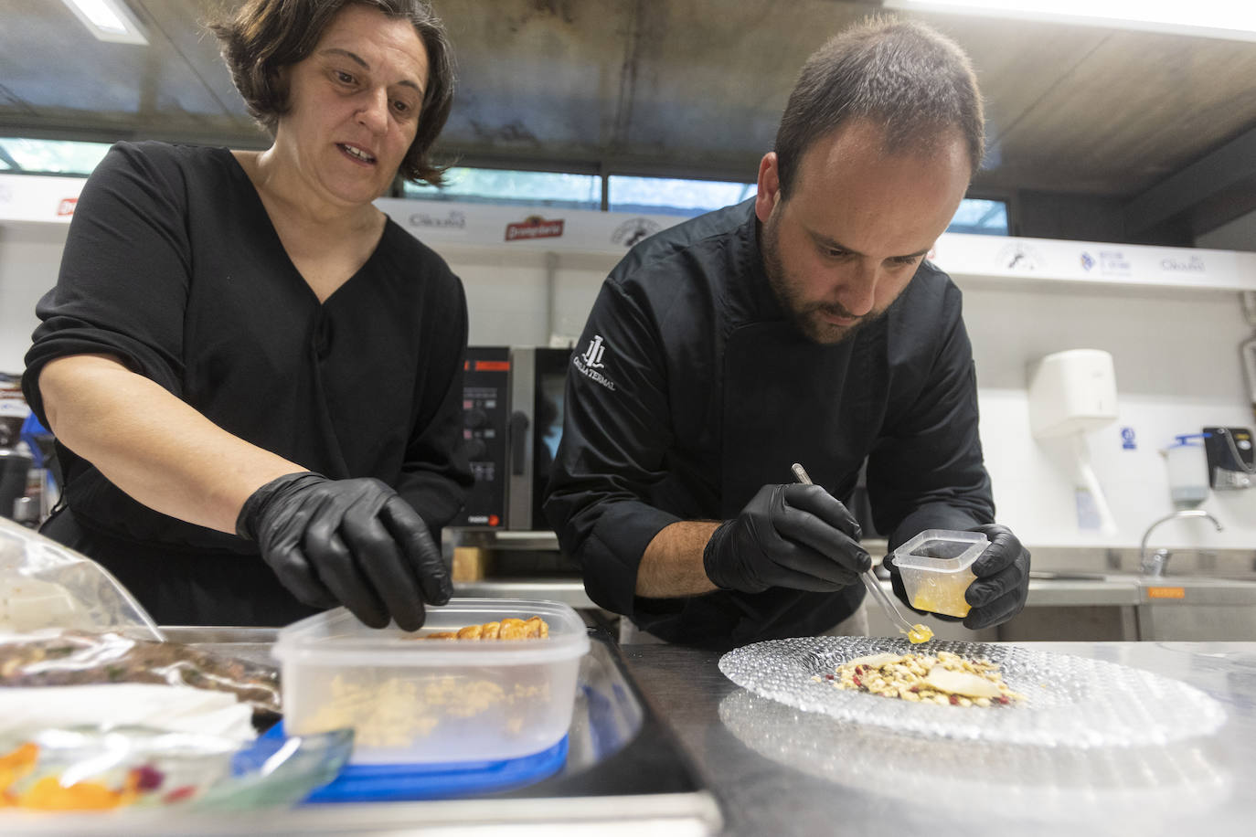 El restaurante César de Bárcena de Cicero gana con su 'Buñuelo de almeja fina con lágrima de ali oli'. En segundo lugar, Castilla Termal Solares, con su cucurucho de rabo de toro y manzana con glaseado de queso de cabra y gelé de cebolla. Y el tercer puesto ha ido a parar al Pericote de Tanos por su 'Hojaldre de bonito del cantábrico'.