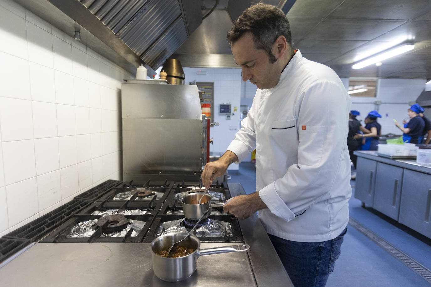 El restaurante César de Bárcena de Cicero gana con su 'Buñuelo de almeja fina con lágrima de ali oli'. En segundo lugar, Castilla Termal Solares, con su cucurucho de rabo de toro y manzana con glaseado de queso de cabra y gelé de cebolla. Y el tercer puesto ha ido a parar al Pericote de Tanos por su 'Hojaldre de bonito del cantábrico'.