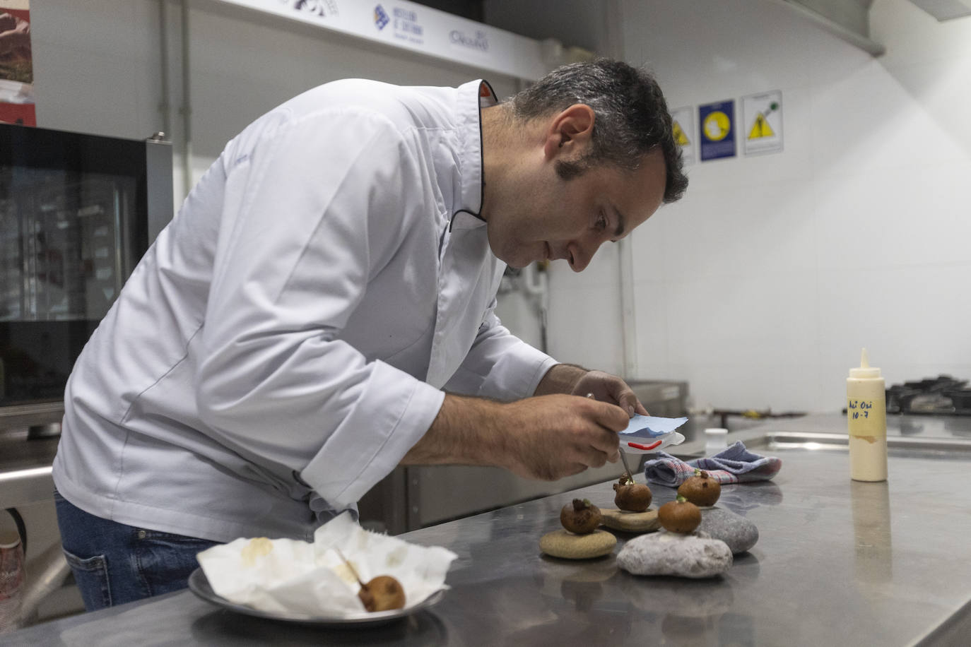 El restaurante César de Bárcena de Cicero gana con su 'Buñuelo de almeja fina con lágrima de ali oli'. En segundo lugar, Castilla Termal Solares, con su cucurucho de rabo de toro y manzana con glaseado de queso de cabra y gelé de cebolla. Y el tercer puesto ha ido a parar al Pericote de Tanos por su 'Hojaldre de bonito del cantábrico'.