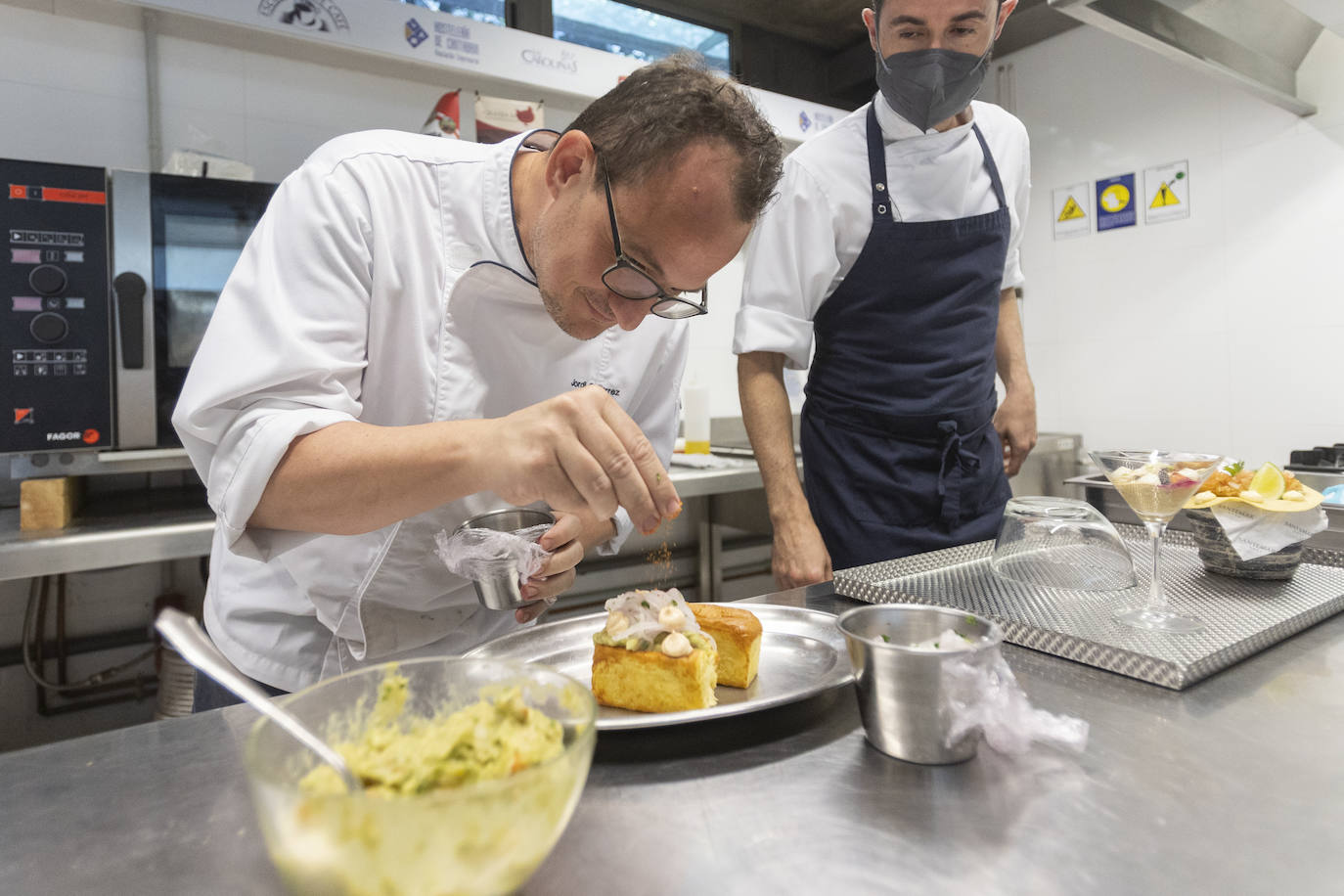 El restaurante César de Bárcena de Cicero gana con su 'Buñuelo de almeja fina con lágrima de ali oli'. En segundo lugar, Castilla Termal Solares, con su cucurucho de rabo de toro y manzana con glaseado de queso de cabra y gelé de cebolla. Y el tercer puesto ha ido a parar al Pericote de Tanos por su 'Hojaldre de bonito del cantábrico'.