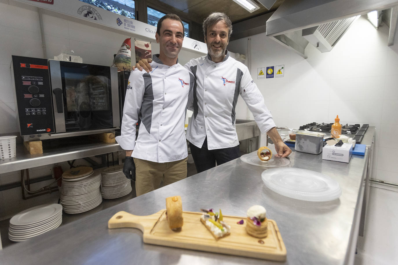 El restaurante César de Bárcena de Cicero gana con su 'Buñuelo de almeja fina con lágrima de ali oli'. En segundo lugar, Castilla Termal Solares, con su cucurucho de rabo de toro y manzana con glaseado de queso de cabra y gelé de cebolla. Y el tercer puesto ha ido a parar al Pericote de Tanos por su 'Hojaldre de bonito del cantábrico'.