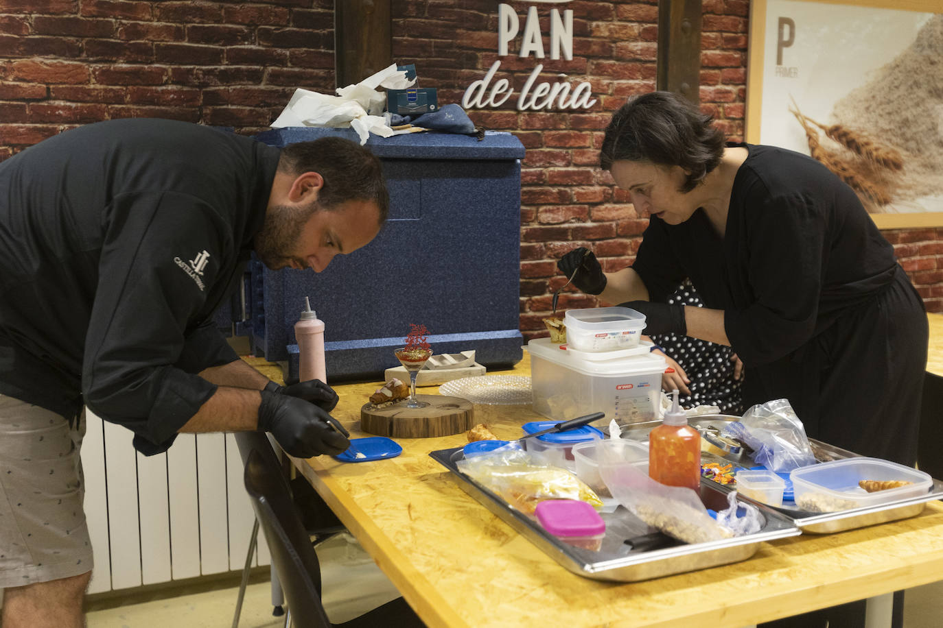 El restaurante César de Bárcena de Cicero gana con su 'Buñuelo de almeja fina con lágrima de ali oli'. En segundo lugar, Castilla Termal Solares, con su cucurucho de rabo de toro y manzana con glaseado de queso de cabra y gelé de cebolla. Y el tercer puesto ha ido a parar al Pericote de Tanos por su 'Hojaldre de bonito del cantábrico'.