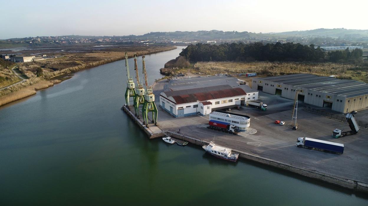 Imagen aérea del puerto de Requejada, cerca de donde había proyectado el puente a Suances que no termina de materializarse. 