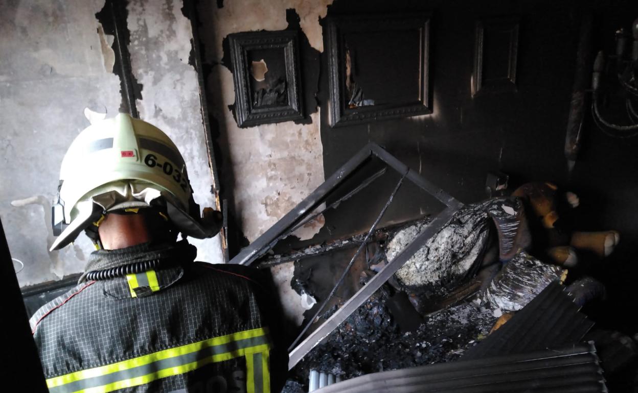 El incendio se produjo en el salón de la vivienda.