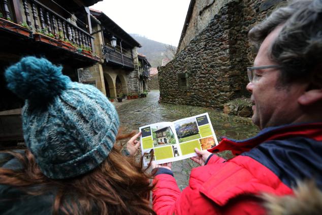 Ahí tienen a dos turistas visitando Bárcena Mayor en invierno. Si es bonita en diciembre, imaginen cómo se pone en verano, con sus balcones floridos y casas montañesas. Es uno de los pueblos que más visitas recibe durante todo el año. Por algo será. 