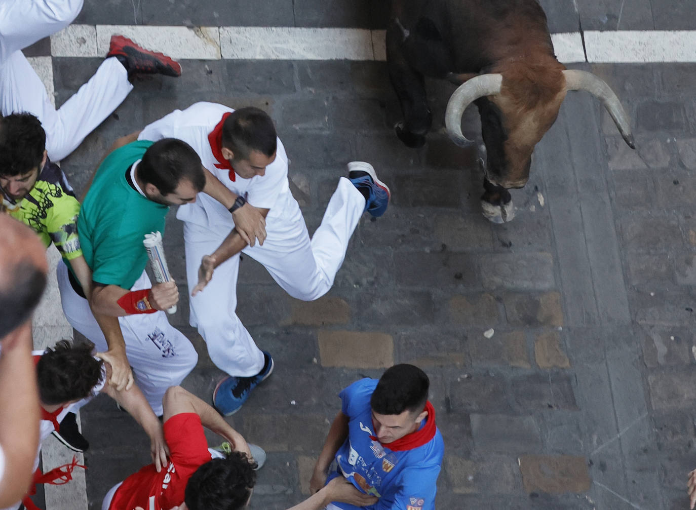 Los mozos corren ante los toros de la ganadería de José Cebada Gago. 