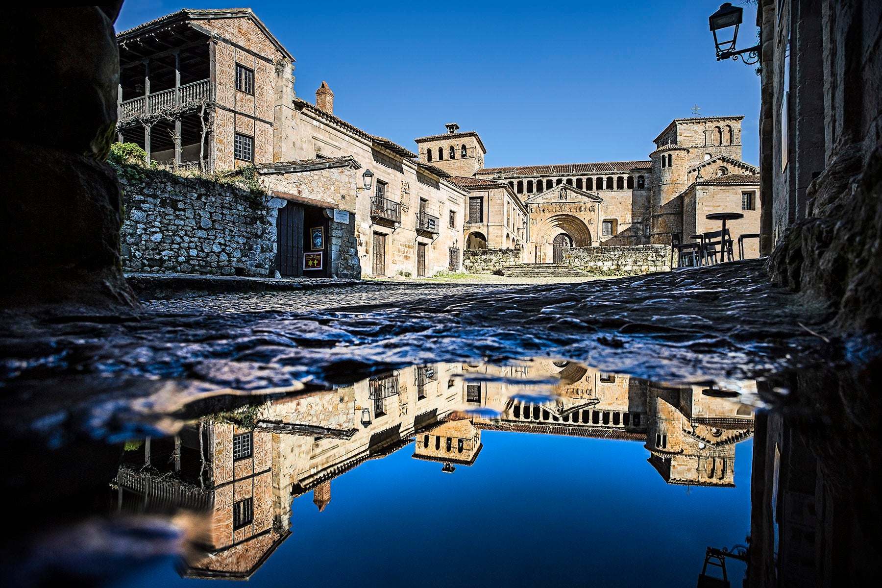 De día, de noche, con lluvia o con solazo. Santillana del Mar es bonita la mires por donde la mires. Por eso visitarla siempre es un buen plan. Acierta si va a pasear por sus empedrados suelos (con catiuscas o en chanclas), a ver la colegiata o a comer un chuletón de vaca tudanca en cualquiera de sus restaurantes.