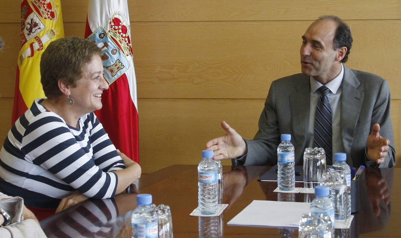 El presidente de Cantabria en 2014, Ignacio Diego, recibió a Paz Herrera junto al entonces consejero de Educación, Cultura y Deporte, Miguel Ángel Serna, tras ganar Pasapalabra.