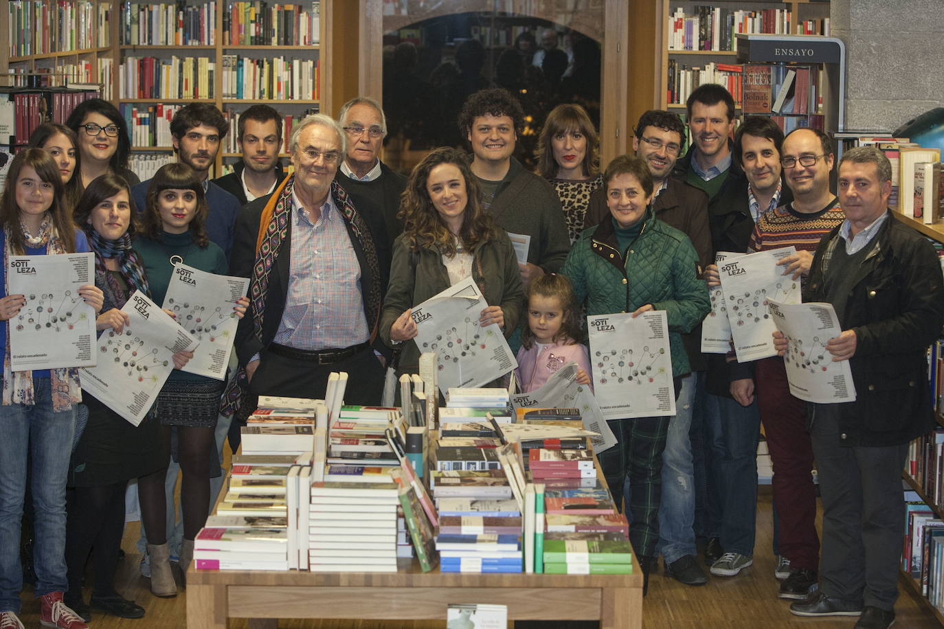 Paz Herrera junto al resto de participantes de la exposición del Relato Encadenado del suplemento Sotileza de El Diario Montañes en la Librería Gil de Santander. Junto a ella, Carmen Laptev, Pilar Ruiz, Mariola Campo, Olga Agüero, Alba Pascual, Álvaro García Polavieja, José Carlos Rojo, Manuel Gutiérrez Aragón, Jesús Cabezón, María Sanemeterio, Bruno Cendón y su hija. Abajo, junto a Paz, Beatriz Grijuela, Óscar Allende, Fernando Calderón, Javier Gandarillas, Regino Mateo y Enrique Gordaliza. Imagen de noviembre de 2013.