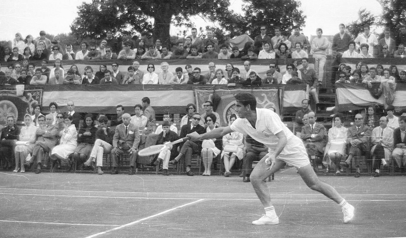 Manolo Santana en La Magdalena en 1966.