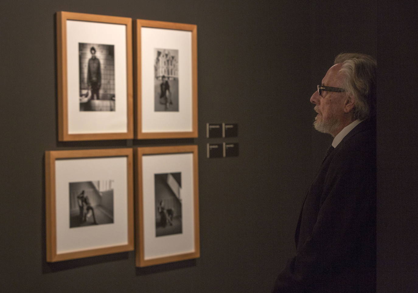 Pablo Hojas mirando algunas de sus obras en la exposición 'Pablo Hojas. Fotógrafías, 1965-1986', en el CDIS. En 2018