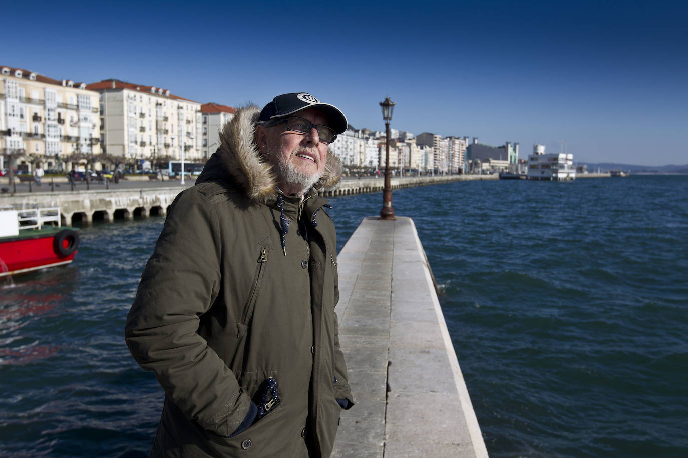 Pablo Hojas posa en la bahía de Santander en 2017.