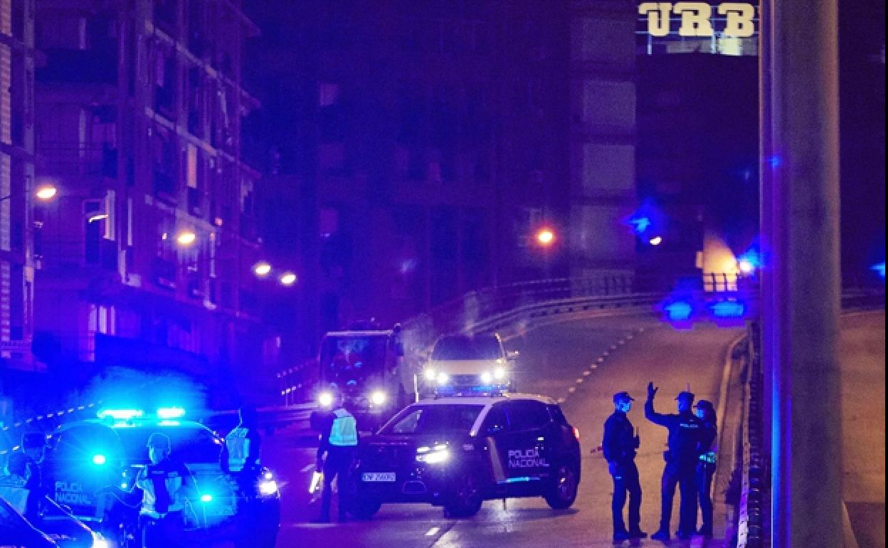 Varias patrullas de la Policía Nacional en un control nocturno en Valencia. 