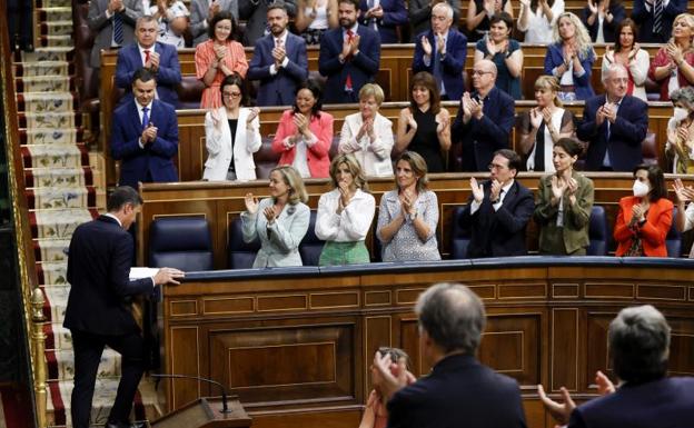 FOTO: El Gobierno, PSOE y Unidas Podemos aplauden a Sánchez tras su Intervención. / J. R. Ladra | VÍDEO: Las frases más importantes en el debate entre Pedro Sánchez y Cuca Gamarra. / V. C. 