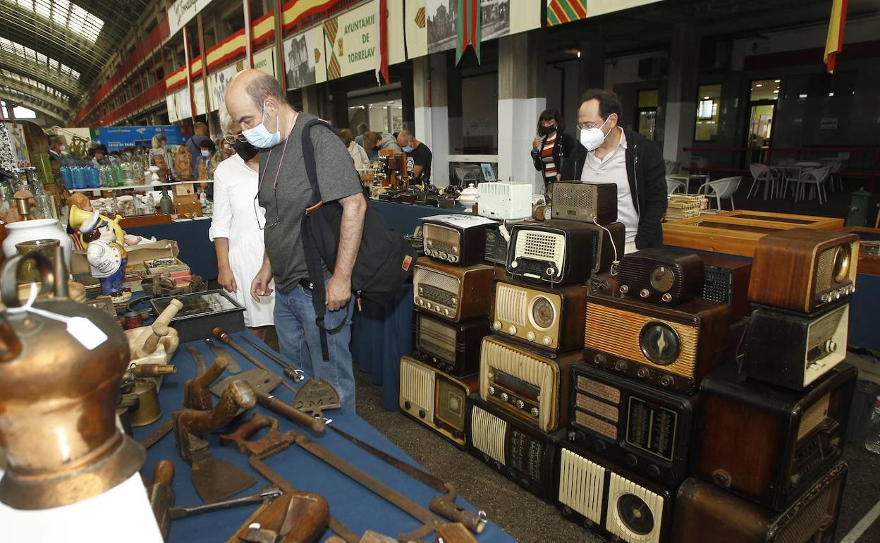 Visitantes y vendedor en la feria el año pasado.