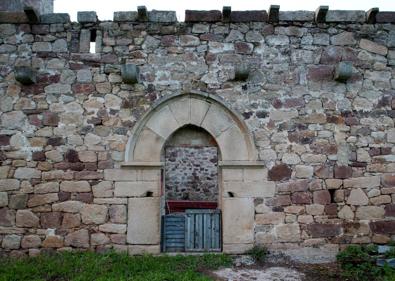 Imagen secundaria 1 - 1. Vista exterior de la ermita de Cintul. | 2. Detalle de uno de los accesos al templo. | 3. Interior de la ermita, que perdió el tejado hace décadas.