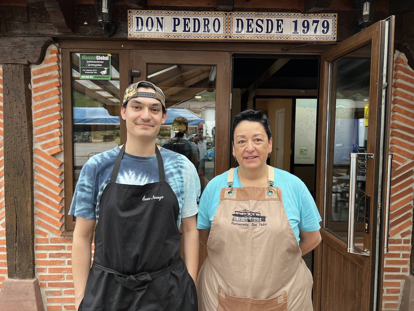 Una madre emprendedora y un hijo con estudios de cocina..., y grandes dosis de ilusión son los soportes básicos de la nueva etapa del restaurante Don Pedro en Treceño, abierto hace pocas semanas y en fase de rodaje pero ya con buenas maneras. Mila Celis y Óscar Noriega formulan una decidida apuesta por el producto de kilómetro cero, de proximidad, en la medida de lo posible de la comarca Saja Nansa, y lo expresan en la carta donde citan a proveedores como Carnicería Quintana, Granja Cudaña, Pescados Pescaproa o frutería Merche. 