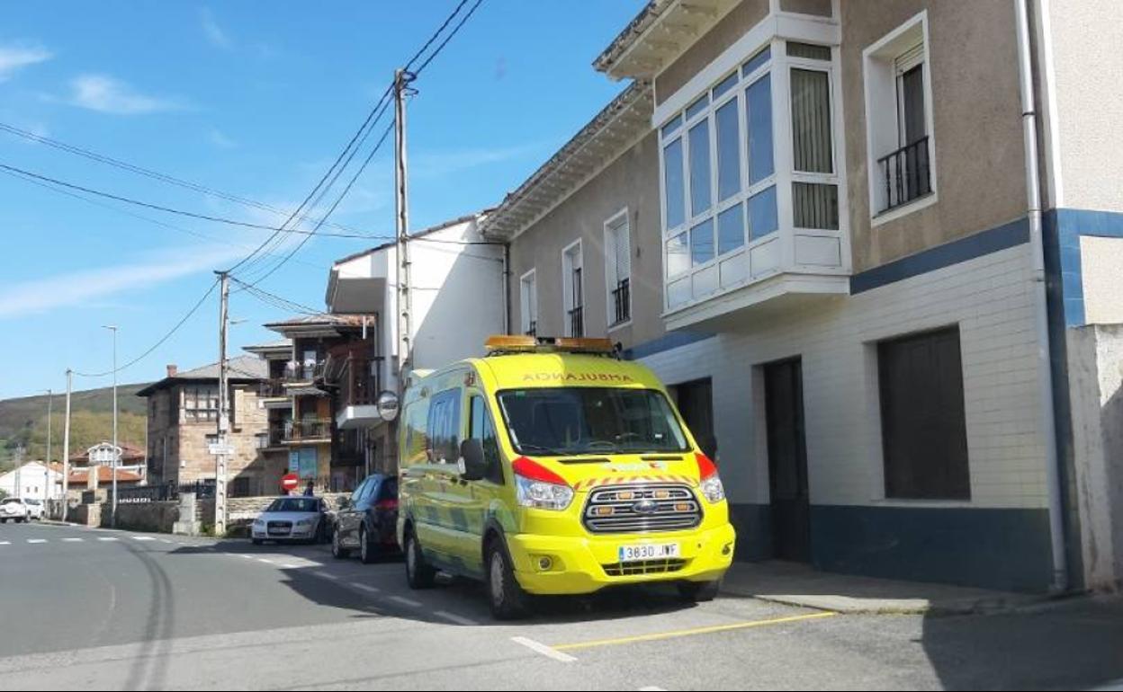 La ambulancia en la actual sede, en la travesía principal de Arenas de Iguña.