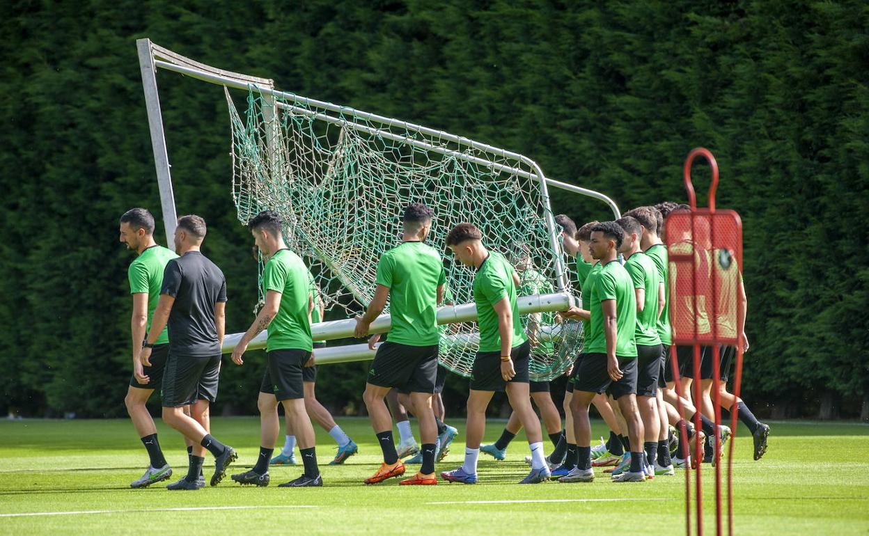 Jugadores del conjunto cántabro en uno de sus últimos entrenamientos.