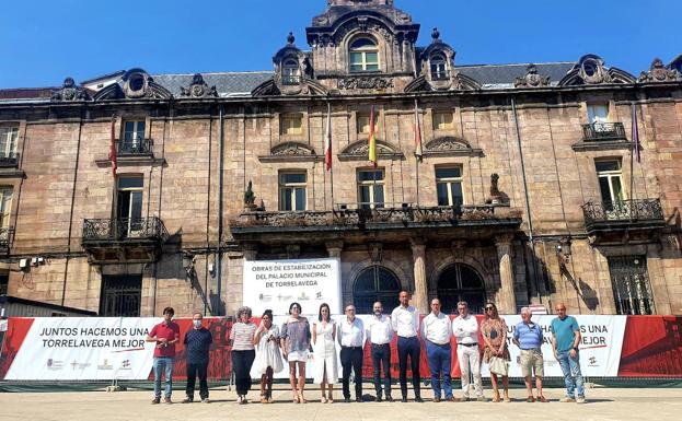 Homenaje a Miguel Ángel Blanco frente al ayuntamiento de Torrelavega. 