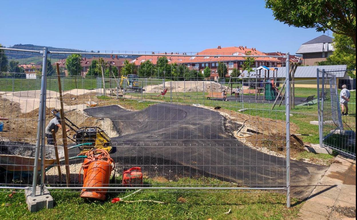 Bareyo construye una pista de 'pump track' en el parque Adolfo Suárez de Ajo