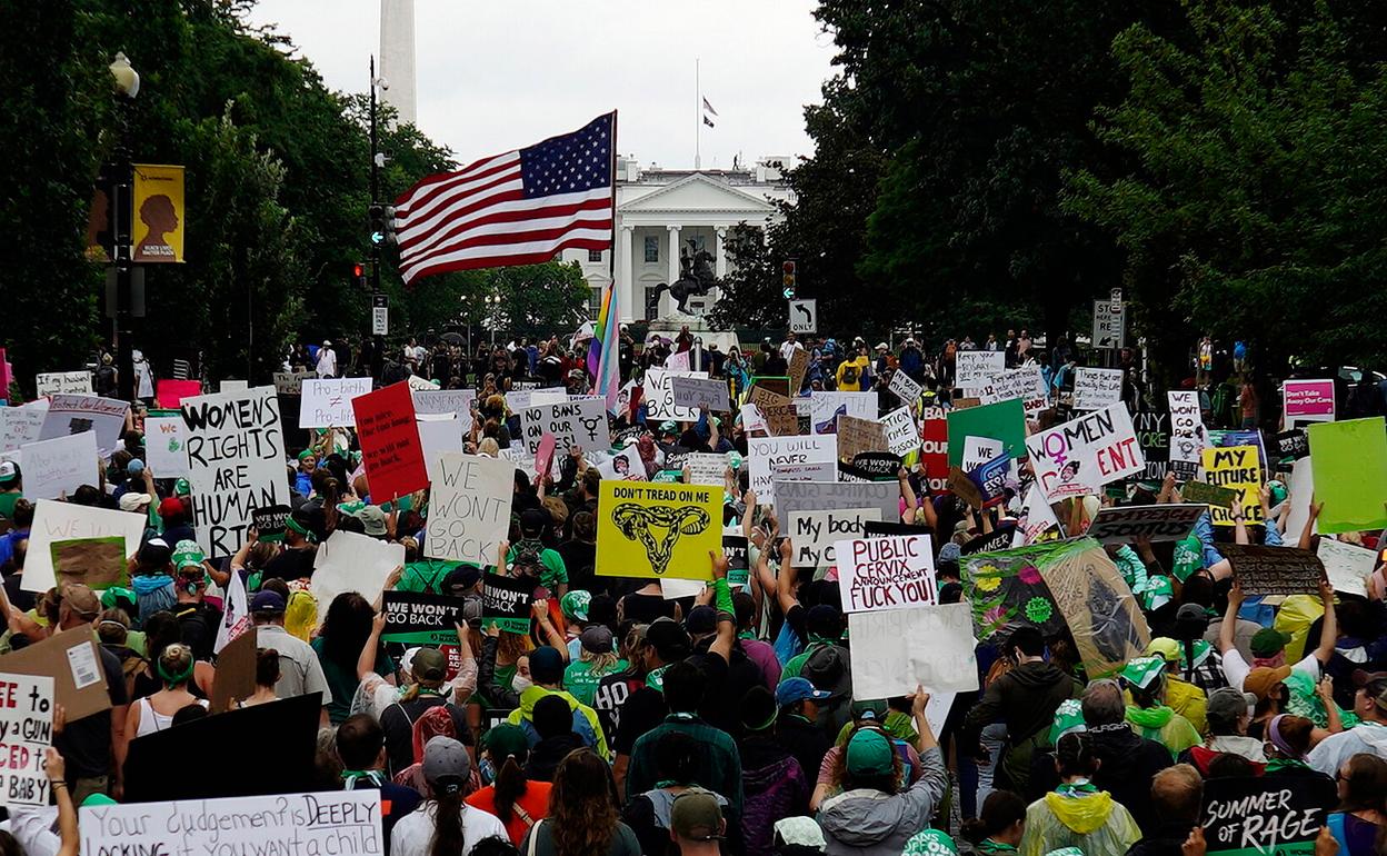 Partidarios del aborto se concentran frente a la Casa Blanca.