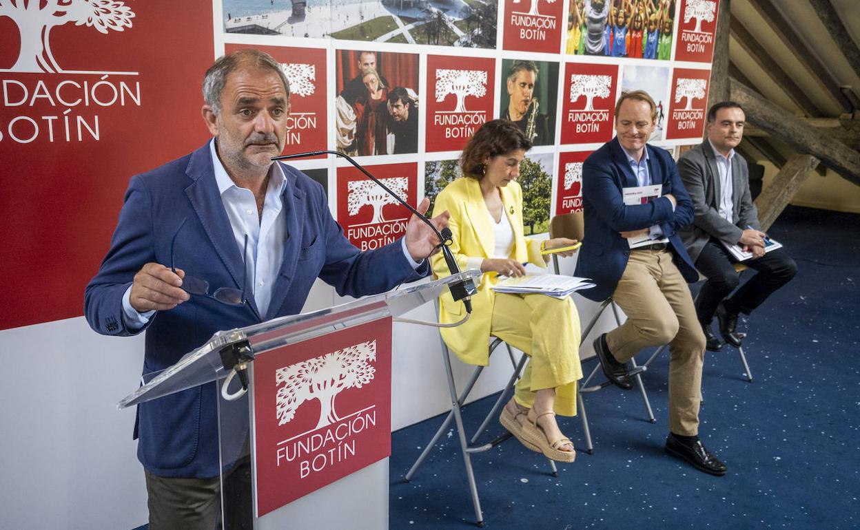 El director general de la Fundación Botín, Íñigo Sáenz de Miera, junto con los responsables de la entidad.