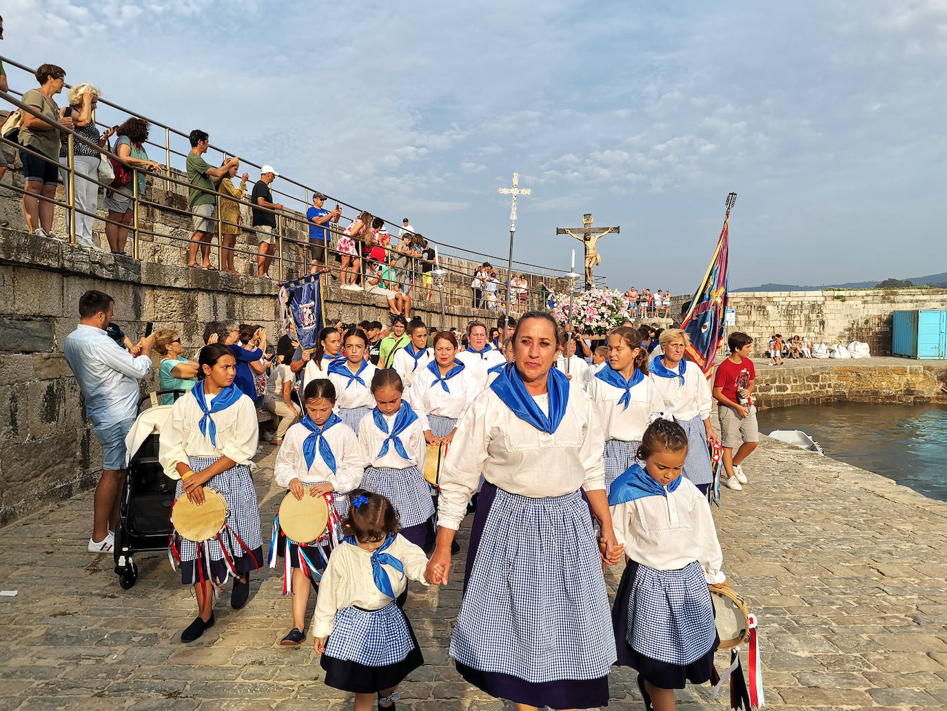 Fotos: El Cristo del Amparo vuelve a unir al pueblo de Comillas en torno al mar