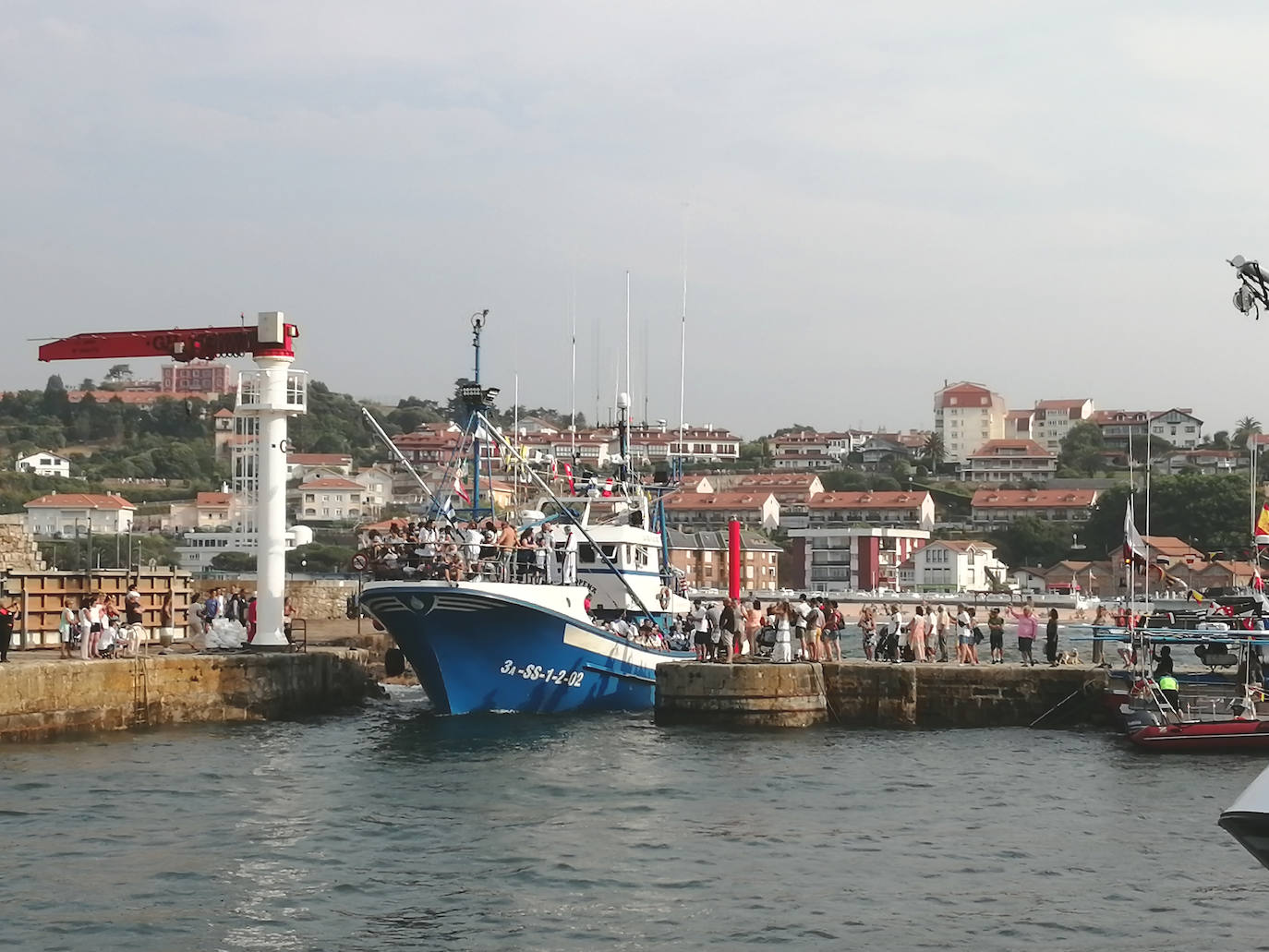 Fotos: El Cristo del Amparo vuelve a unir al pueblo de Comillas en torno al mar