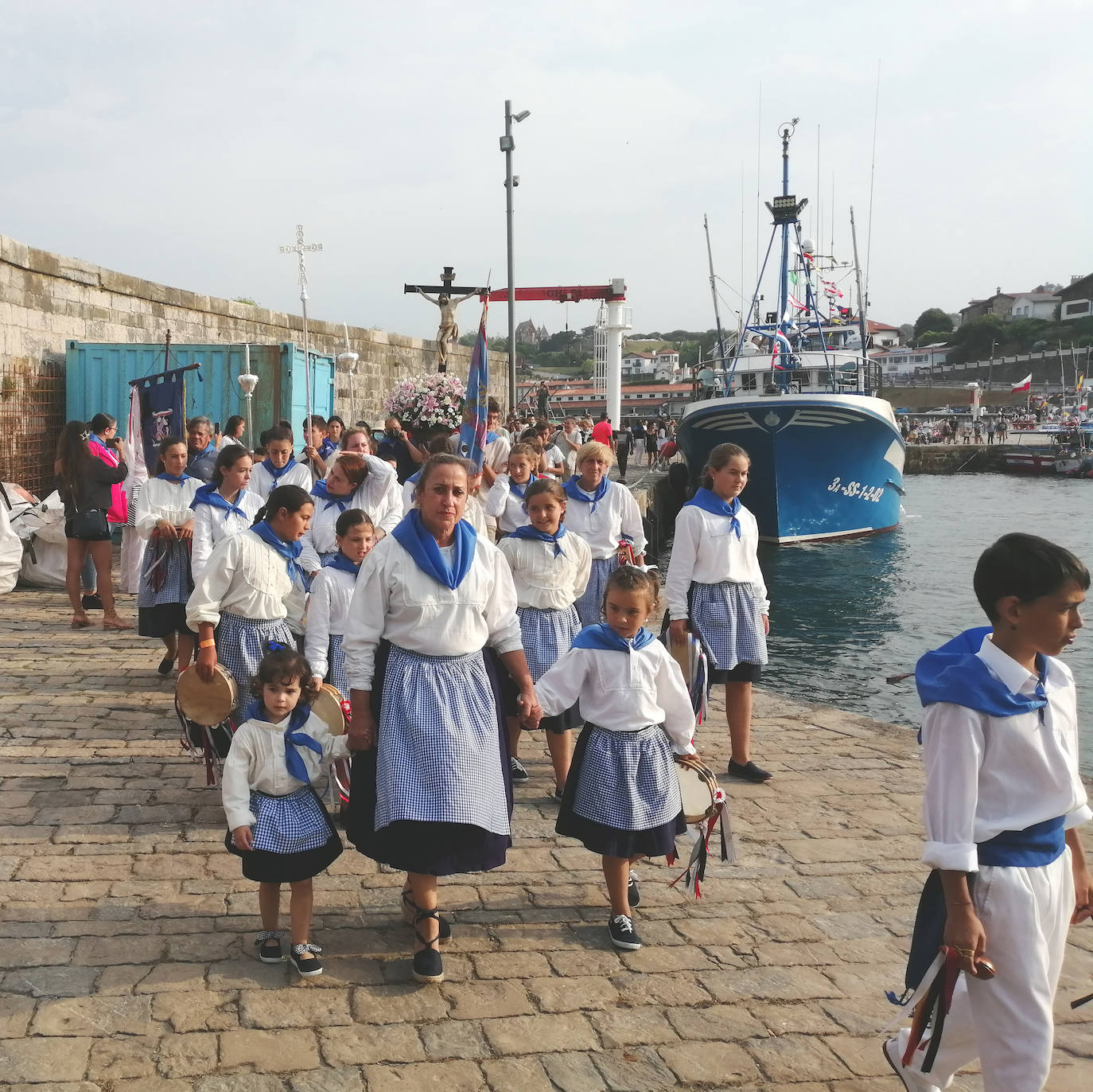 Fotos: El Cristo del Amparo vuelve a unir al pueblo de Comillas en torno al mar