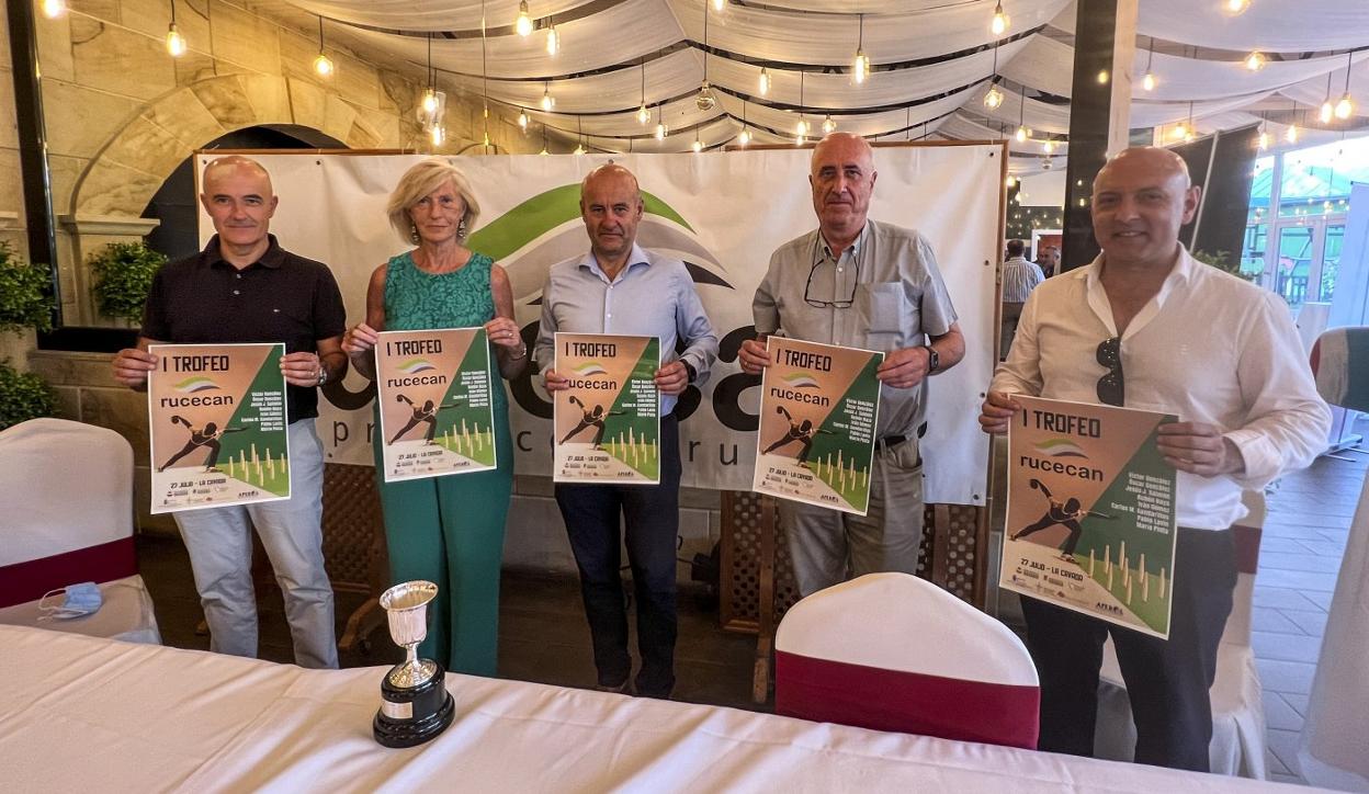 Fernando Soroa, Marina Lombó , Vidal Celis, Alfredo Madrazo y Norberto Ortiz posan con el cartel del torneo del día 27 de julio.