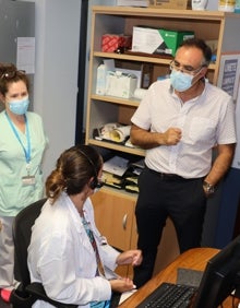 Imagen secundaria 2 - El Consejero en su visita al consultorio de Pesaguero y al Centro de Salud de Potes 