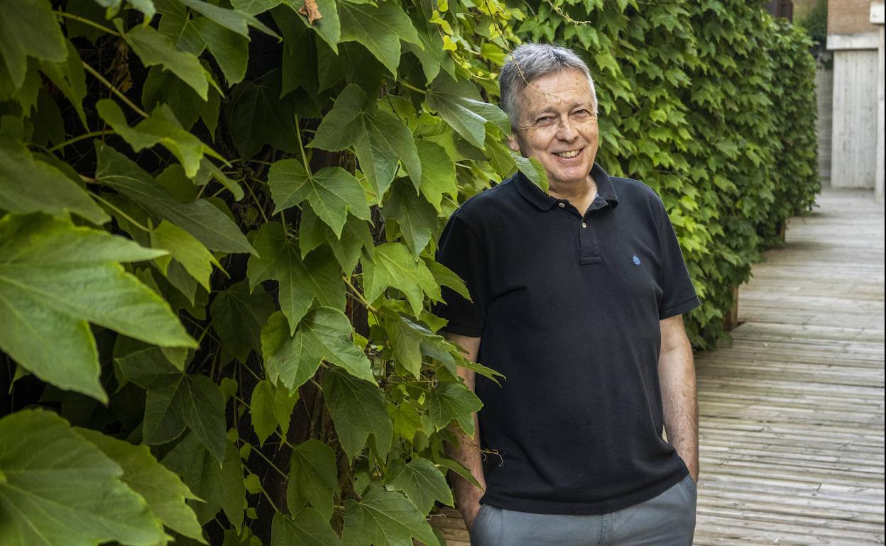 El director de Artesantander, Juan Riancho, en el exterior del Palacio de Exposiciones. 