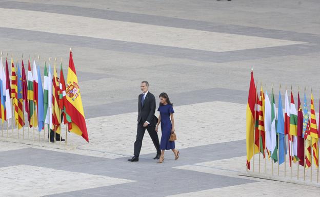 Imagen principal - Imágenes del acto en el Palacio Real. 