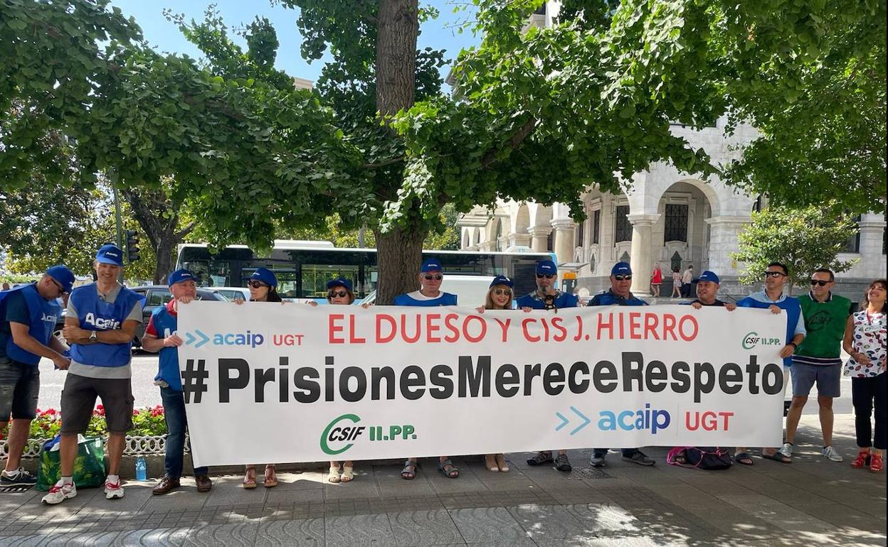 Parte de la plantilla, durante la concentración frente a la sede de la Delegación del Gobierno en Cantabria.