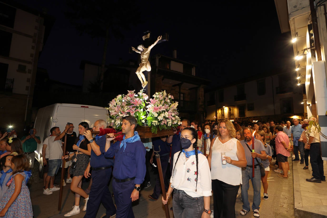 Comillas inició este jueves la procesión nocturna del Santo Cristo del Amparo desde la iglesia hasta el puerto pasadas las diez y media de la noche. Esta tarde tendrá lugar la esperada procesión marítima.