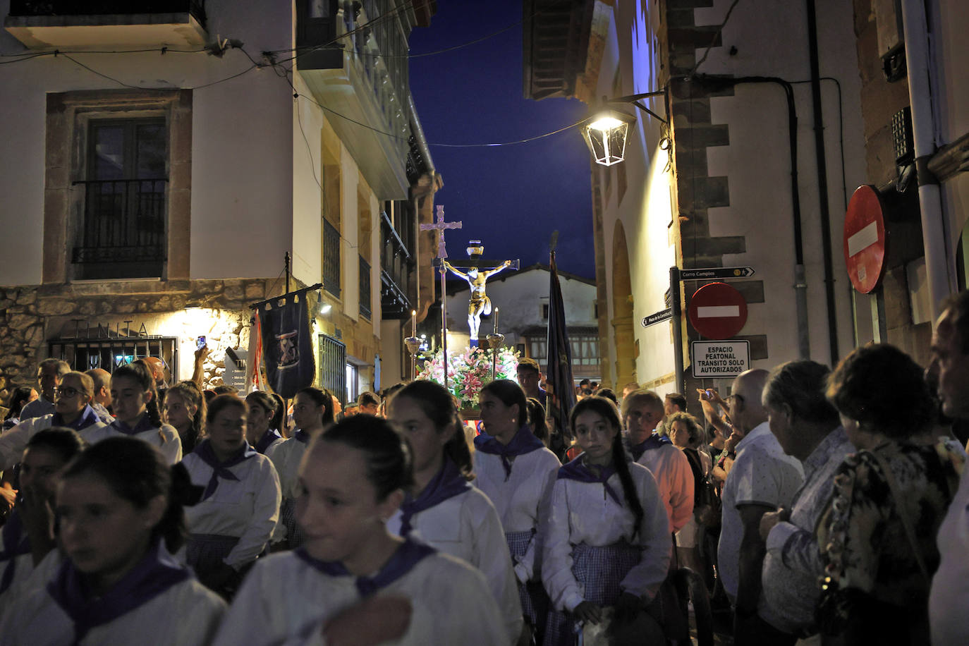 Comillas inició este jueves la procesión nocturna del Santo Cristo del Amparo desde la iglesia hasta el puerto pasadas las diez y media de la noche. Esta tarde tendrá lugar la esperada procesión marítima.