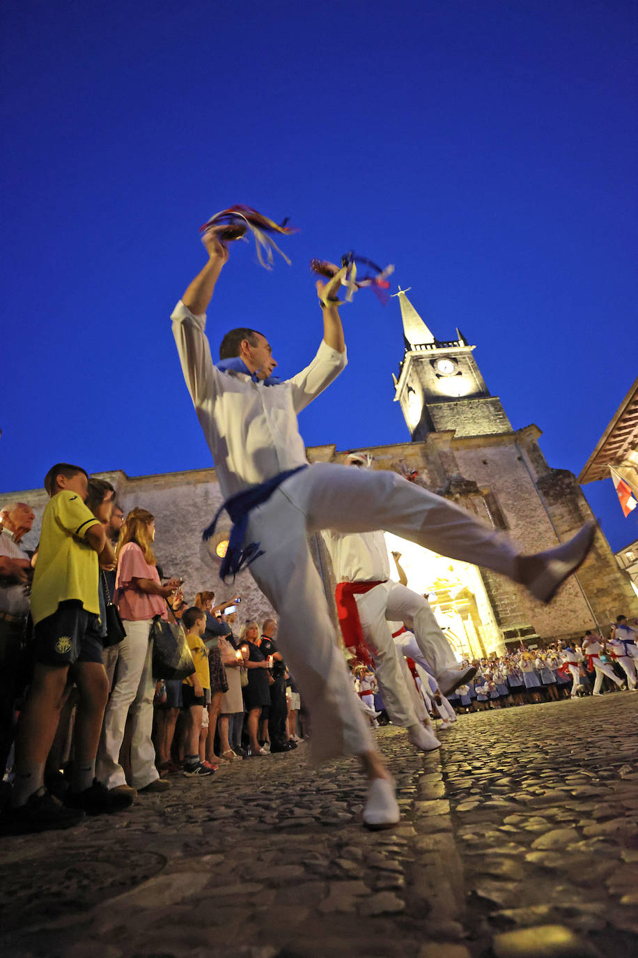 Comillas inició este jueves la procesión nocturna del Santo Cristo del Amparo desde la iglesia hasta el puerto pasadas las diez y media de la noche. Esta tarde tendrá lugar la esperada procesión marítima.