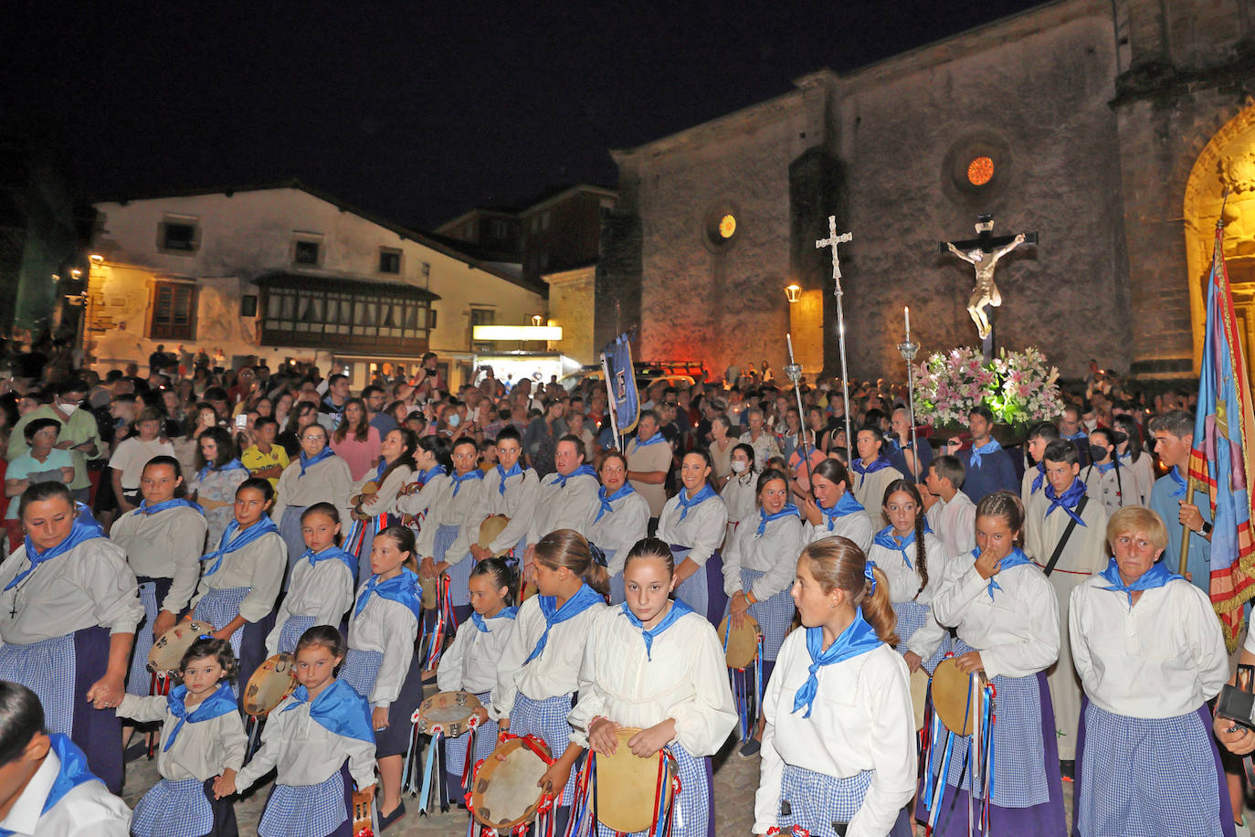 Comillas inició este jueves la procesión nocturna del Santo Cristo del Amparo desde la iglesia hasta el puerto pasadas las diez y media de la noche. Esta tarde tendrá lugar la esperada procesión marítima.