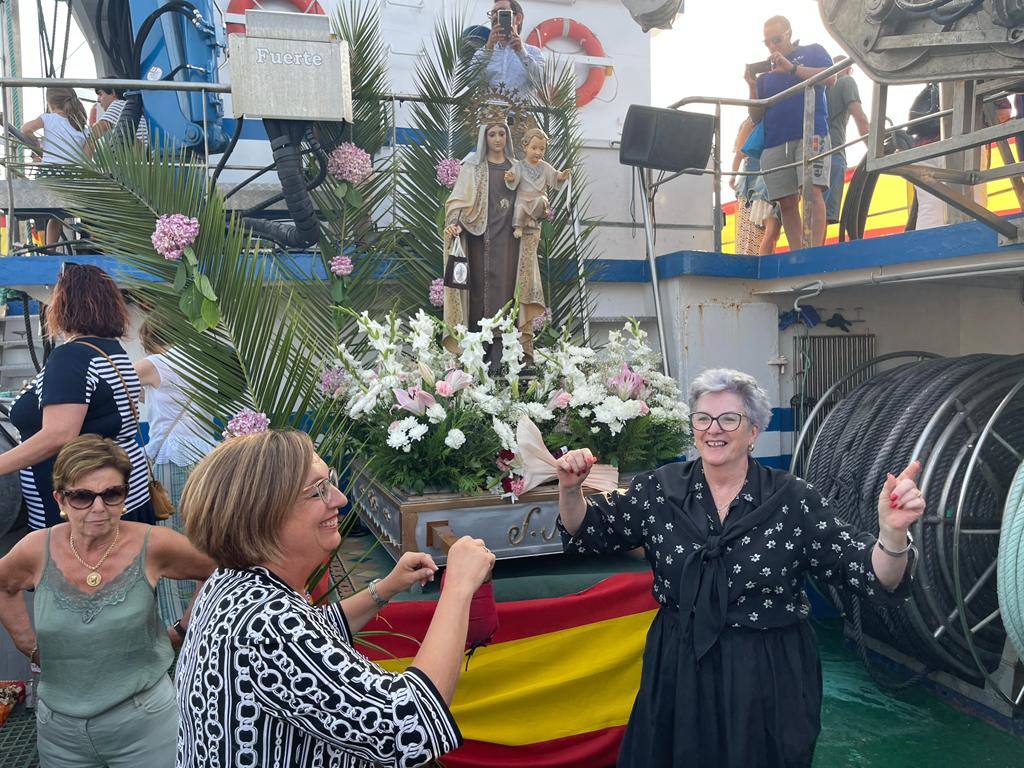 Fotos: Laredo saca a la mar a la virgen del Carmen