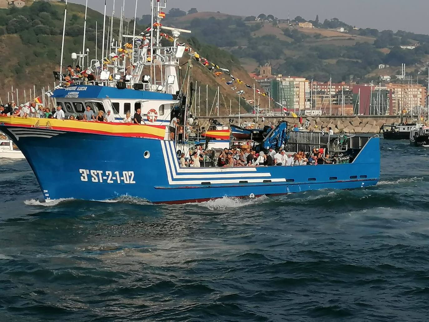 Fotos: Laredo saca a la mar a la virgen del Carmen