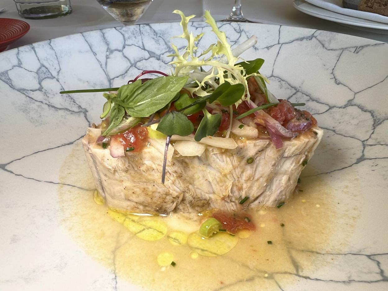Bonito asado al punto rosa.