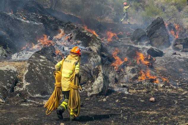 Incendio en el monte de Valcorchero, en Plasencia. 