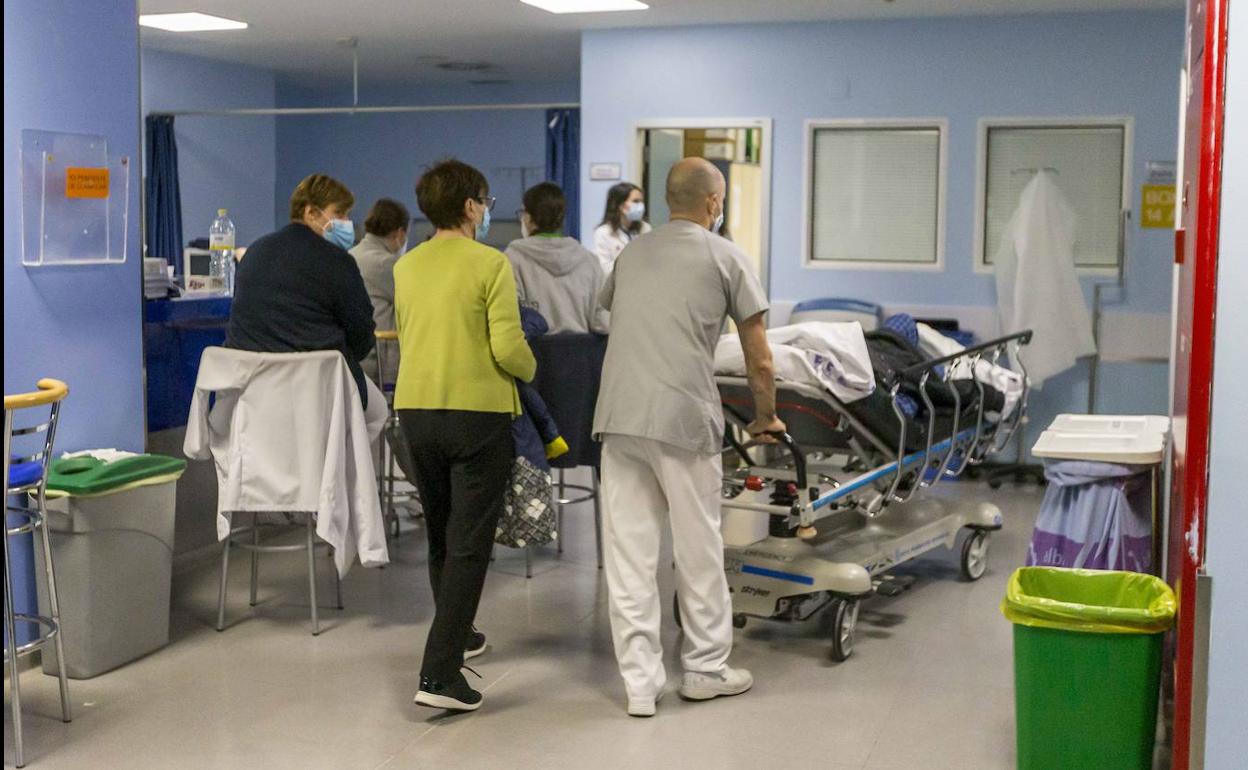 Sanitarios y pacientes en una planta de Valdecilla.