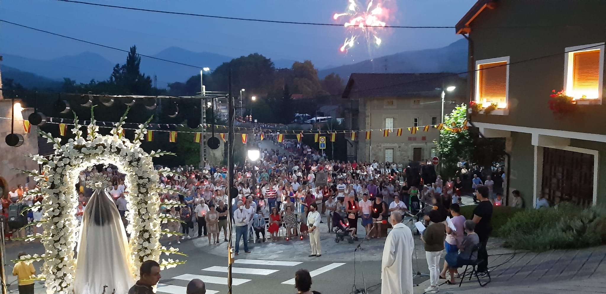 La procesión ha reunido a cientos de devotos.