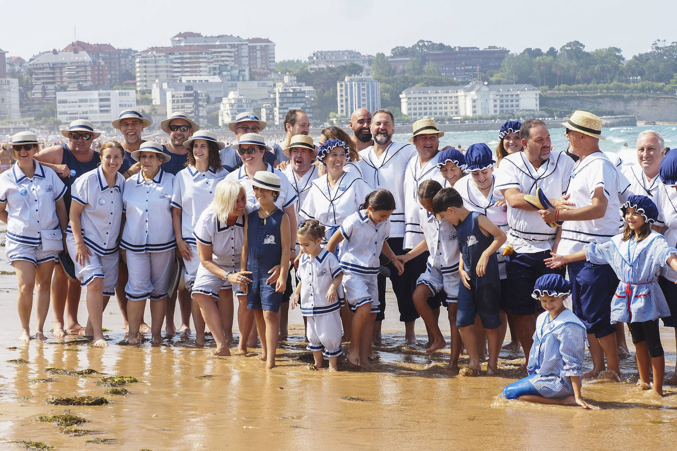 Las peñas se han unido a las actividades de los Baños de Ola con un chapuzón en la Primera de El Sardinero. 