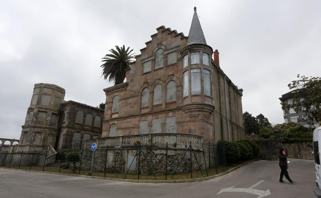 Fotografía de los exteriores del Palacio del Amo, en Suances