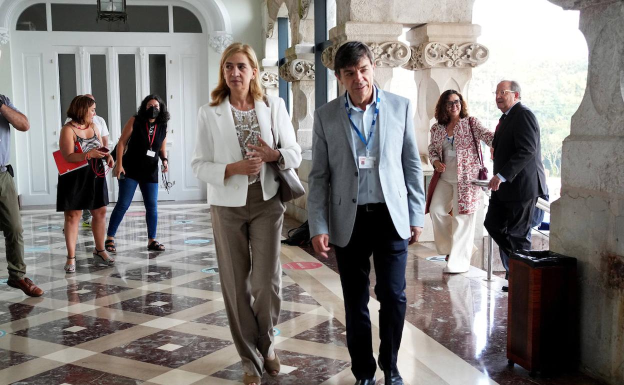 La infanta Cristina, junto al rector Carlos Andradas, participó en el foro 'Empresas multilatinas'.