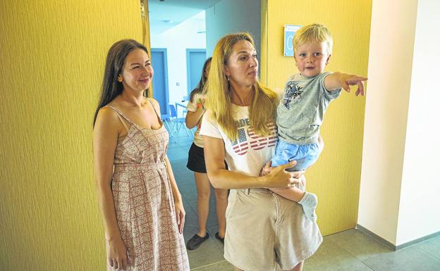 Oksana mira a Marina Slynko y a su hijo Oleksander en la entrada de su habitación de la residencia Uneatlántico. 