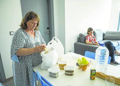 Imagen secundaria 1 - En la primera foto Yuliia Bahdadarian intenta dormir a su bebé de cinco meses. En la segunda, Helena Yefymenko, junto a su hijo Cristian, prepara la comida. Y en la tercera aparece Rodica Saraju, trabajadora y tradcutora de Cruz Roja, que atiende a los refugiados desde su llegada en marzo.